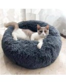 Меко пухено гнездо легло за куче или котка