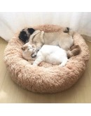 Меко пухено гнездо легло за куче или котка